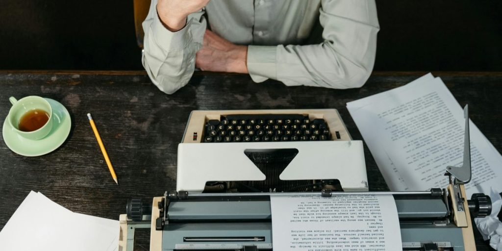 This article introduces Allen Levi, an American writer whose odd career path—from lawyer to singer‑songwriter to novelist—shapes his clever, character‑driven sc...
