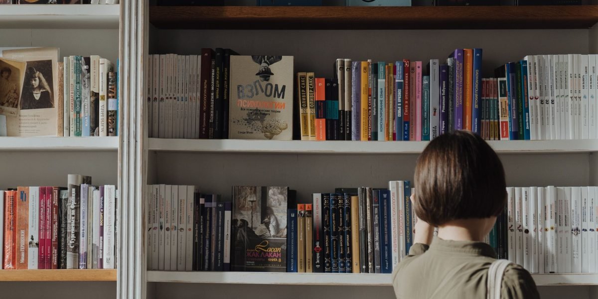 Many readers feel overwhelmed by the vast bibliography of prolific authors, unsure where to begin their reading journey.